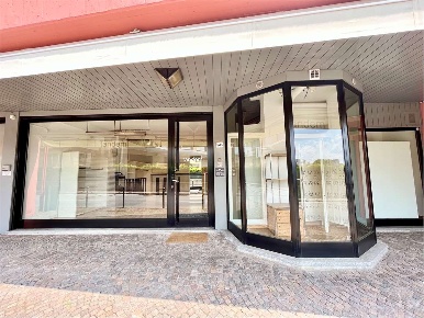Foto Negozio in Via Garibaldi, Barzanò Centro di 85 m² con 2 locali