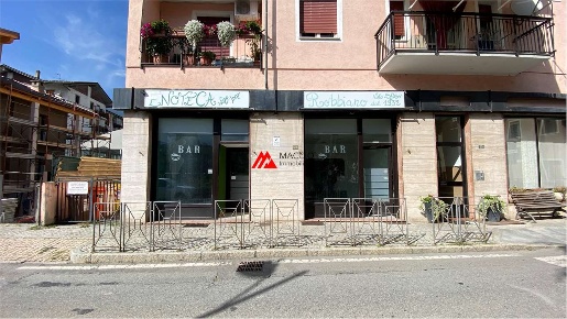 Foto Negozio in Via Mont Velan 21, Aosta Centro di 86 m² con 3 locali