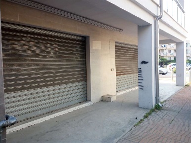 Foto Negozio in VIA SAN FERDINANDO, Cerignola Centro di 90 m² con 1 locali
