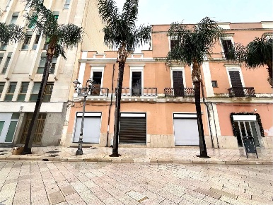 Foto Negozio in Corso Umberto 47-51, Brindisi Centro Storico di 357 m²