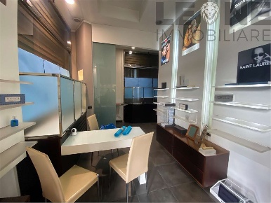 Foto Negozio a Vignola di 44 m² con 4 locali in vendita