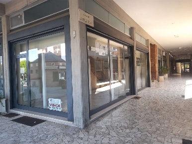 Foto Negozio in piazza matteoti, San Polo d'Enza Centro di 76 m² in vendita