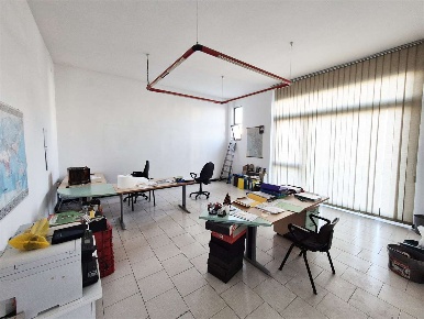 Foto Negozio a Montemurlo di 188 m² con 4 locali in vendita