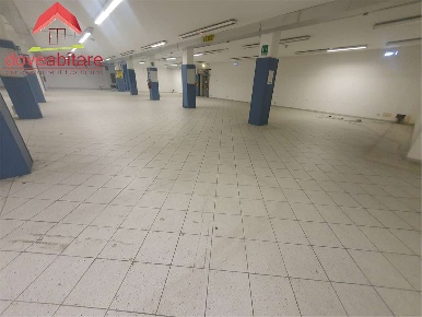 Foto Negozio in VIA LEQUIO 46, Pinerolo Centro di 3300 m² con 10 locali