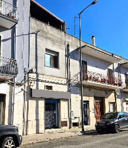 Foto Negozio in Via Sicilia 27-29, Brindisi Commenda di 66 m² con 3 locali