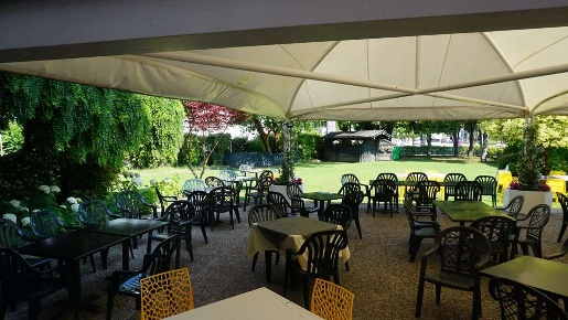 Foto Attività commerciale a Rovereto di 1354 m² con 4 locali in vendita