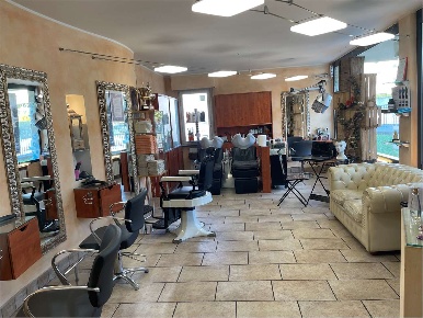 Foto Negozio a Capiago Intimiano di 140 m² con 5 locali in vendita