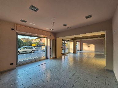 Foto Negozio in Via Garibaldi, Fino Mornasco Centro di 120 m² con 3 locali