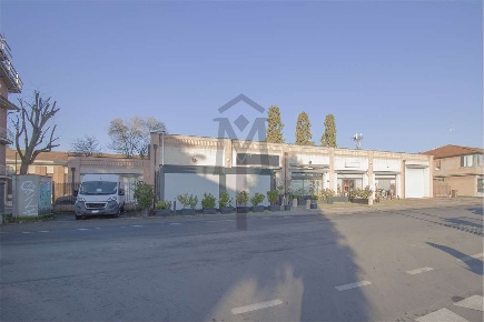 Foto Negozio a Reggio nell'Emilia di 396 m² con 11 locali in vendita