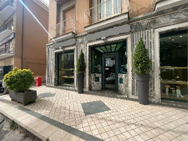 Foto Negozio a Frosinone di 100 m² con 2 locali in vendita