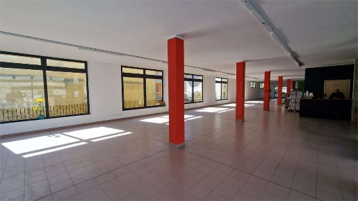 Foto Negozio in Via Passerella, Vogogna di 800 m² con 3 locali in vendita