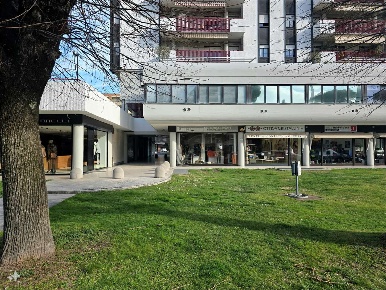 Foto Negozio in Via Roma, Bastia Umbra Bastia di 250 m² con 2 locali