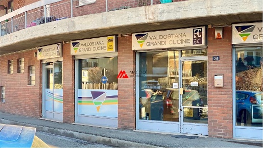 Foto Negozio in Via Parigi 29, Aosta Centro di 200 m² con 7 locali