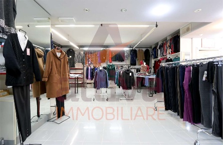 Foto Negozio a Osimo di 123 m² con 3 locali in affitto