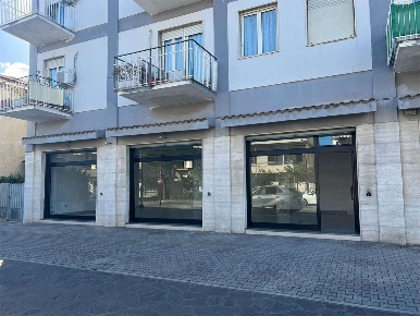 Foto Negozio in c.so umberto I 350, Montesilvano Villa Verrocchio di 126 m²