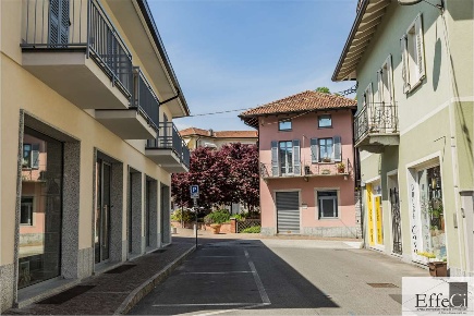 Foto Negozio in Via piave 2, Ispra Centro di 80 m² con 1 locali in vendita