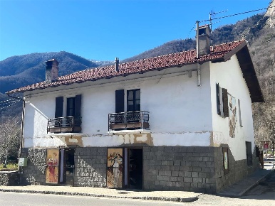 Foto Negozio in Frazione Castel del Bosco 44, Roure di 165 m² con 1 locali