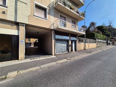 Foto Negozio in Via Brambilla, Cantù Centro di 55 m² con 2 locali