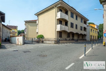 Foto Magazzino in via XXV Aprile 11, Turbigo di 241 m² con 1 locali