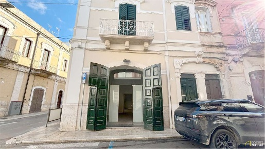 Foto Negozio in via Incoronata 19, Noicattaro Centro di 60 m² con 2 locali