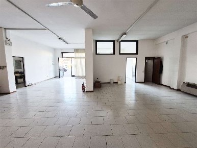 Foto Negozio a Montemurlo di 247 m² con 4 locali in vendita