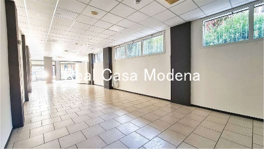 Foto Negozio a Modena di 240 m² con 2 locali in vendita