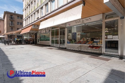 Foto Negozio in Via de Challand 21, Aosta Centro di 65 m² con 2 locali