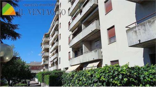 Foto Negozio a Sassuolo di 200 m² con 4 locali in vendita