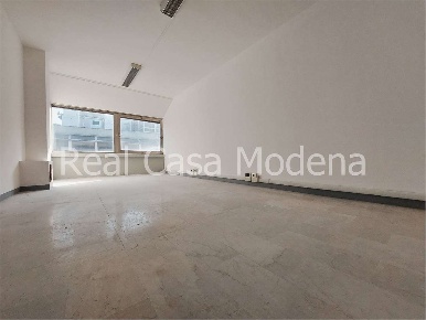 Foto Ufficio in Via Cagliostro, Modena San Faustino di 415 m² con 12 locali