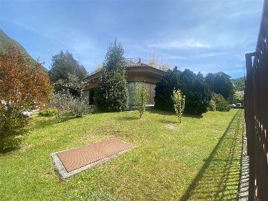 Foto Negozio in via 25 aprile 5, Laveno-Mombello Laveno di 350 m²