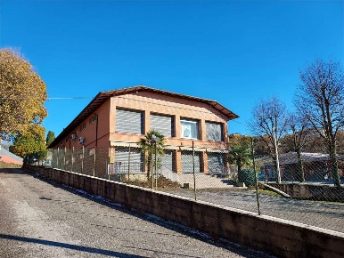 Foto Negozio a Gubbio di 1600 m² con 6 locali in vendita