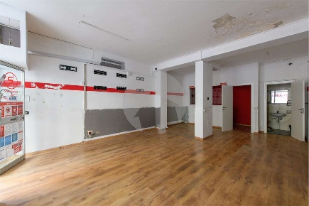 Foto Negozio in Via Papa Giovanni XXIII 18/E, Reggio nell'Emilia di 49 m²