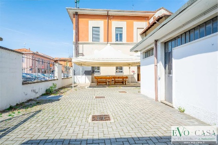Foto Negozio a Magnago di 320 m² con 2 locali in affitto