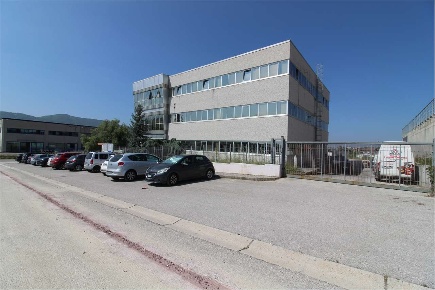 Foto Ufficio in CONTRADA SANTA LOJA SNC, Tito di 477 m² con 19 locali