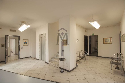 Foto Ufficio a Reggio nell'Emilia di 198 m² con 10 locali in affitto