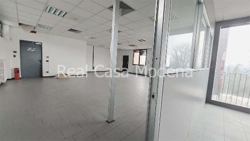 Foto Ufficio in Via Emilia Est, Modena Modena Est di 147 m² con 2 locali