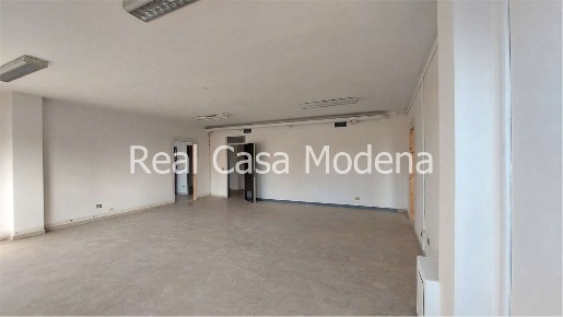 Foto Ufficio in Via Cagliostro, Modena San Faustino di 200 m² con 6 locali