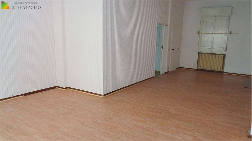Foto Negozio a Sassuolo di 100 m² con 1 locali in vendita