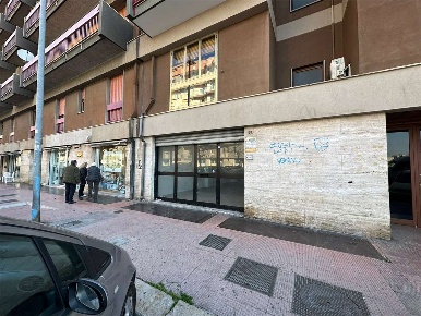 Foto Negozio in Via Tommaso Fiore 50, Bari Libertà di 350 m² con 2 locali