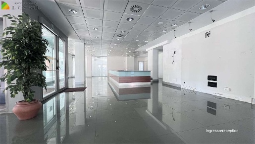 Foto Negozio a Sassuolo di 273 m² con 5 locali in affitto