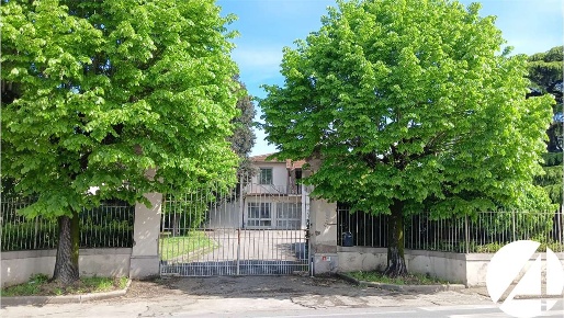 Foto Magazzino a Campi Bisenzio di 500 m² con 4 locali in affitto