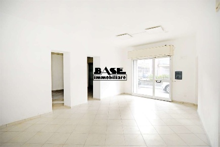 Foto Negozio in via volta, Cadorago di 87 m² con 2 locali in vendita