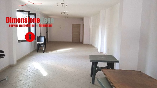 Foto Negozio in via Mario de Sena, Nola Centro di 120 m² con 2 locali