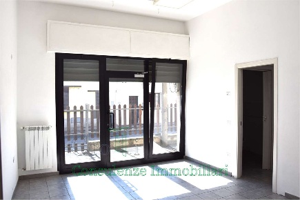 Foto Negozio in Via Santagostino  6, Casorate Primo di 50 m² con 1 locali