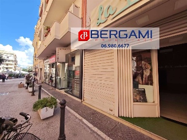 Foto Negozio in Via XX Settembre  15, Anzio Centro Storico di 54 m²