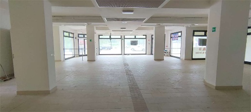 Foto Negozio in Viale Goppion, Grado Centro di 676 m² con 3 locali