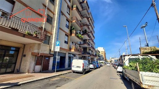 Foto Negozio in Via John Kennedy 40, Triggiano di 85 m² con 2 locali