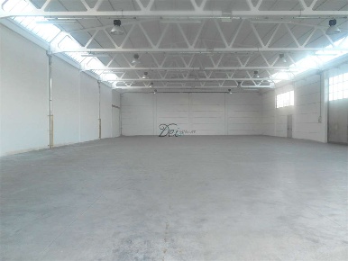 Foto Negozio a Capannori di 1400 m² con 3 locali in affitto