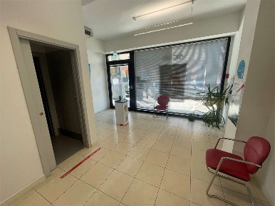 Foto Negozio a Perugia di 200 m² con 6 locali in affitto