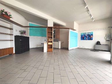 Foto Negozio in Viale Europa 420, Capannori Marlia di 95 m² con 2 locali